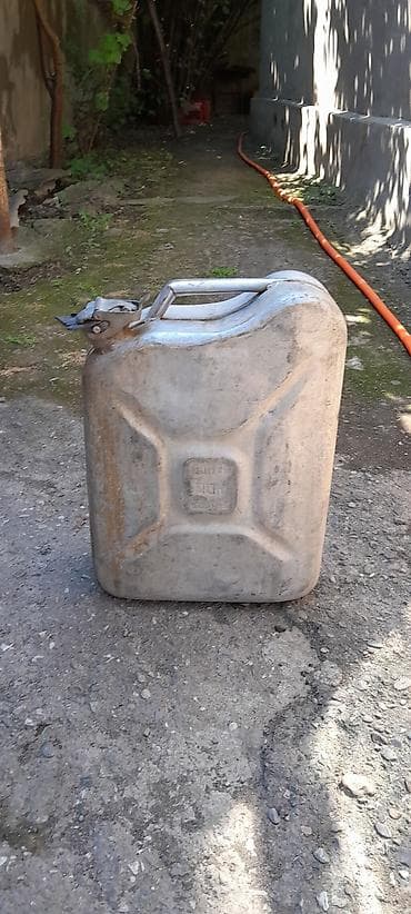 Metal yanacaq bidonu – 20 litr - Həcm: 20 L (korpusa işarələnib) -