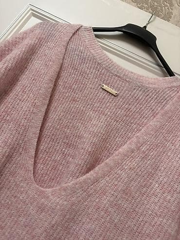 Yumşaq toxunuşlu, açıq çəhrayı rəngdə qadın sviteri. - Model: dərin