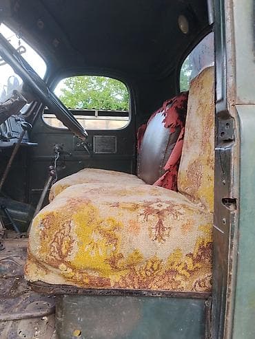 bu avtomobil traktor variantı: Köhnə tipli 6x4 damperli yük maşını Xüsusiyyətlər: - Gövdə: metal — 4