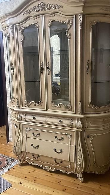 tək qorka: Klassik üslubda vitrin-bufet - Rəng: krem/bej, qızılı relyef — 1