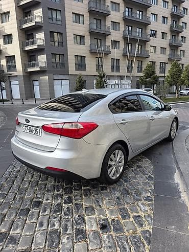 Kia Cerato (Forte) sedan – gümüş rəng. Xüsusiyyətlər: - Kuzov: 4 — 3
