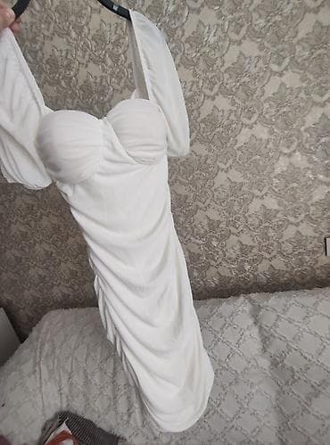 Ağ rəngli qadın paltarı - Model: büstqəlpəli, kupe formalı üst hissə