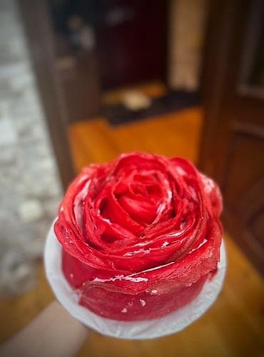 Qırmızı “Gül” krep tortu - Tekstura və dad: Yüngül, qat-qat
