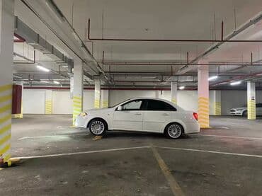 4 goz mercedes: Ağ rəngdə sedan avtomobil Xüsusiyyətlər: - Kuzov: 4 qapılı sedan, ağ — 8