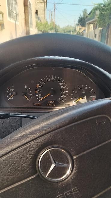 disk kalpaklar: Mercedes‑Benz E‑Class (W210), sedan, tünd göy rəng. Xüsusiyyətlər: - — 9
