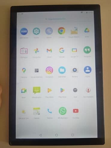 Android əməliyyat sistemi ilə işləyən gümüşü rəngli planşet. Onun