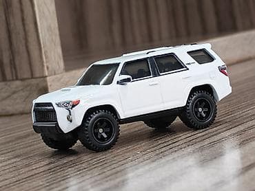 Masaüstü kolleksiya üçün metal oyuncaq SUV modeli. Xüsusiyyətlər: - — 1