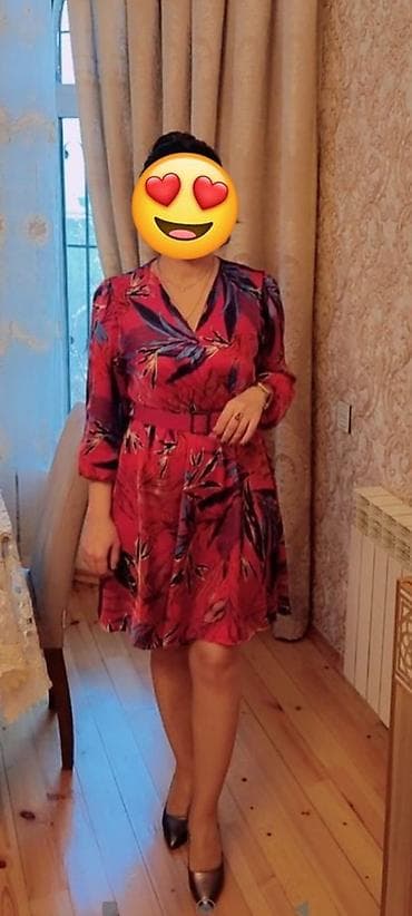 Qadın qısa don – qırmızı rəngdə, tropik yarpaq naxışlı. - Model