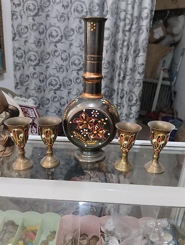 Naxışlı metal qrafin və dörd ədəd uyğun fincandan ibarət dəst. Qara və at lalafo.az Naxışlı metal qrafin və dörd ədəd uyğun fincandan ibarət dəst. Qara və