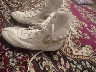 Məhsul: Nike yüksək boğaz idman ayaqqabısı - Rəng: ağ, yanlarda