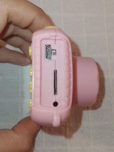 fotokamera: Uşaq fotoaparatı – çəhrayı rəngdə, sarı düyməli və linzalı model — 2