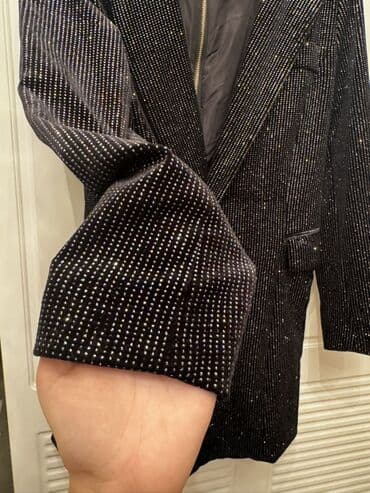 женские платья комбинация: Qara rəngdə, xırda parıltılı daşlarla bəzədilmiş qadın — 2