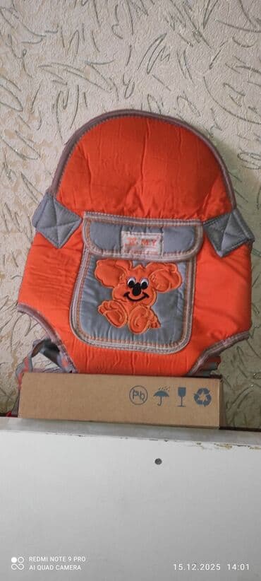 Uşaq üçün kanguru çanta. Parlaq narıncı-boz rəngdə, ön hissəsində şən