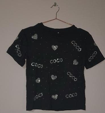 Qara rəngli qısaqol qadın T‑şərti. Üzərində gümüşü parıltılı