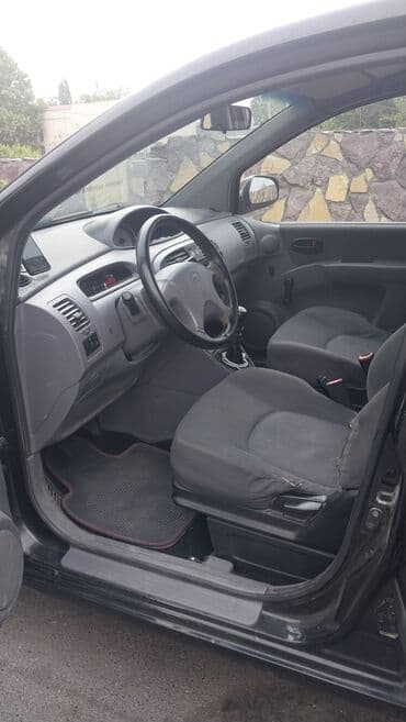 lapet qoşqu: Ön hissəsində Hyundai loqosu və "H" emblemi olan qara rəngli Hyundai — 5