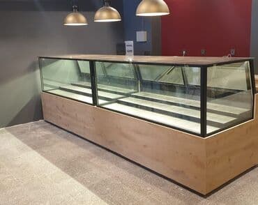 Mağaza vitrin soyuducuları – şirniyyat, deli, ət və hazır yeməklərin