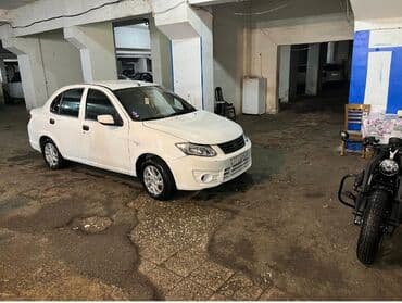 xirdalan heyet evi type 1: Saipa Saina sedan – ağ rəng, 4 qapı, AZ nömrə nişanı (77-LQ-536) — 2