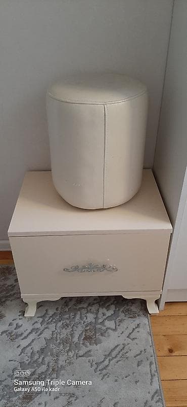 yumru masa: Krem rəngində makiyaj/çəkmə masası dəsti. tumba 2 ədəddi. - Geniş — 2