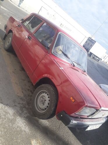 ваза напольная стеклянная высокая без узора: Lada 2107 sedan – klassik VAZ modeli - Kuzov: 4 qapılı sedan, qırmızı — 3