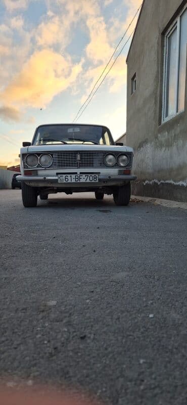 VAZ 2103 sedan - Kuzov: klassik 4 qapılı sedan, xrom ön barmaqlıq və