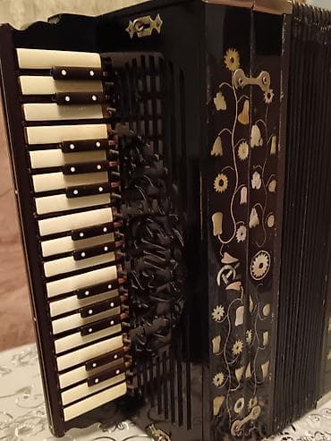 Qarmonlar: Akkordeon – dekorativ naxışlı, klaviaturalı model - Korpus: Qara — 1