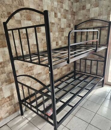 İki mərtəbəli, dəmirdən hazırlanmış çarpayı. Yuxarı mərtəbədə