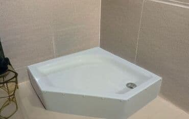 islenmis panel radiatorlar: Yüksək keyfiyyətli duşaltı poddonlar. fiber akril material çatdırılma — 2