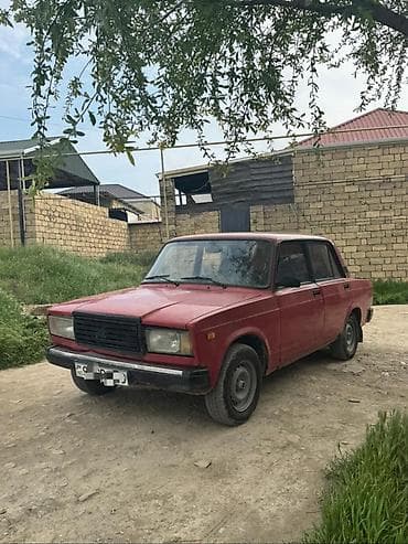 qezalı maşın: VAZ 2107 sedan - Kuzov: 4 qapılı sedan, qırmızı rəng - Mühərrik — 3
