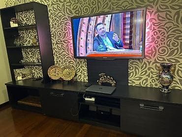 divar refleri: İşlənmiş, Düz TV altlığı, Polkalı, Laminat — 1
