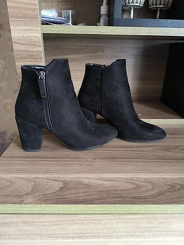 Qadın botları – qara rəng - Model: qısa boğaz, klassik siluet -