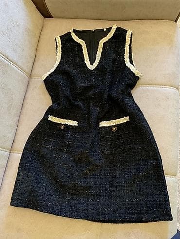 Qadın paltarı – qolsuz, qara buqlalı/tvit fakturalı kumaşdan. Model at lalafo.az Qadın paltarı – qolsuz, qara buqlalı/tvit fakturalı kumaşdan. Model
