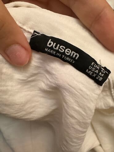 женские дутые жилетки: Ağ rəngli qadın bluzası/tunika - Yarımboğaz tipli açıq V-yaxa - 3/4 — 2