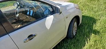lapet satisi: Nissan Sunny: 1.5 l | 2011 il Sedan — 4