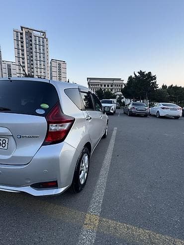 Avtomobil satışı: Nissan Note e-POWER, gümüş rəng, 5 qapılı şəhər hetçbeki. Texnologiya — 9
