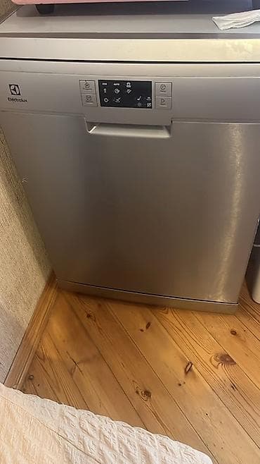 Mətbəx texnikası: Electrolux qabyuyan maşın. Paslanmayan polad rəngli korpusa malik — 2