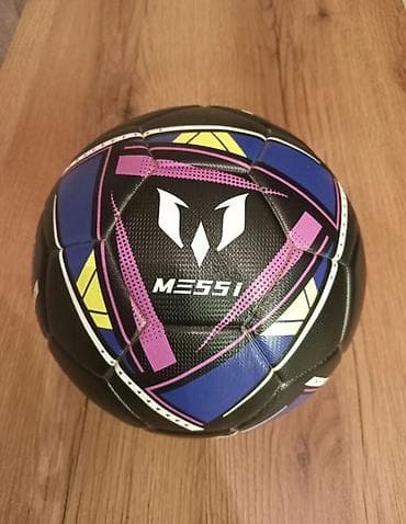 ronaldo real madrid forması: Məhsul: Futbol topu – “RONALDO/CR7” temalı Xüsusiyyətlər: - Dizayn — 8