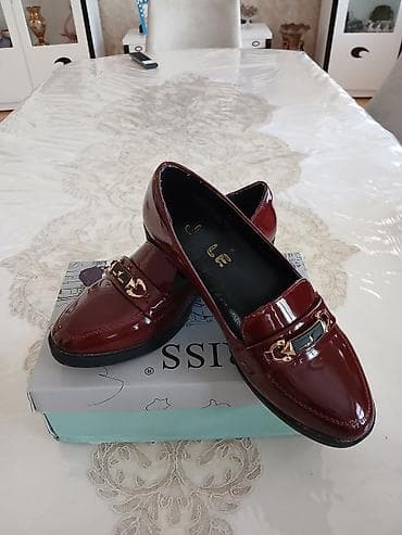 makasin ayaqqabi: Qadın loaferləri – laklı dəri görünümlü, tünd bordo rəngdə. - Üst — 1