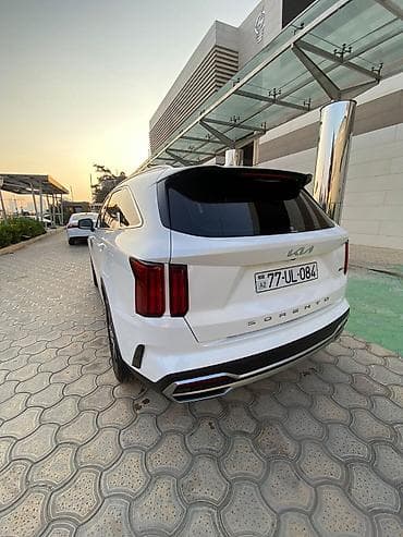 2107 farası: Kia Sorento – ağ rəngli, yeni loqolu kuzov. Geniş və müasir 7 yerlik — 5
