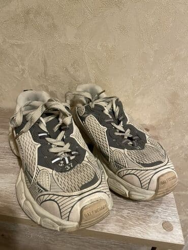 kişilər ucun qacış krossovkaları: • Brend: New Balance (ikili “N” loqolu) • Model tipi — 4