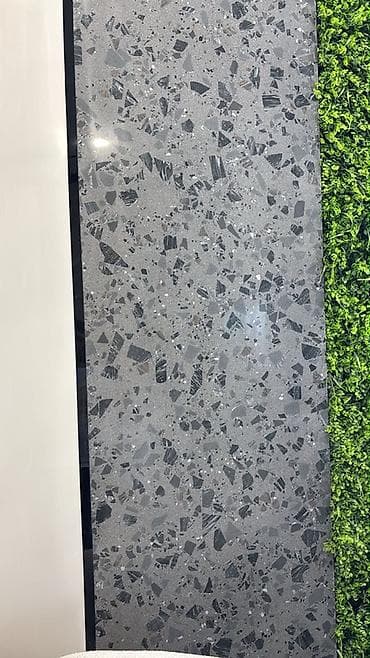 divar deşən: Kvars kompozit (engineered stone) səthlər – açıq bej-boz tonlarda — 8