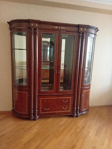 gen: Klassik üslubda qonaq otağı üçün vitrin və komod-drezuar dəsti - — 1