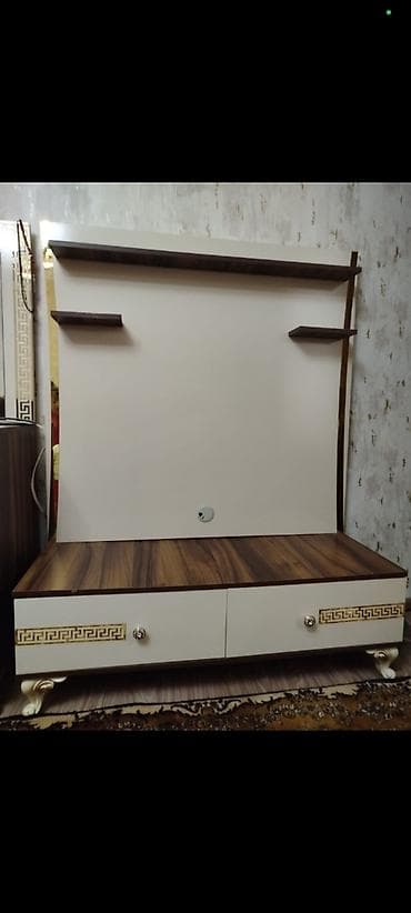 Qonaq otağı üçün mebel dəsti - TV stendi: krem rəngli panel, tünd