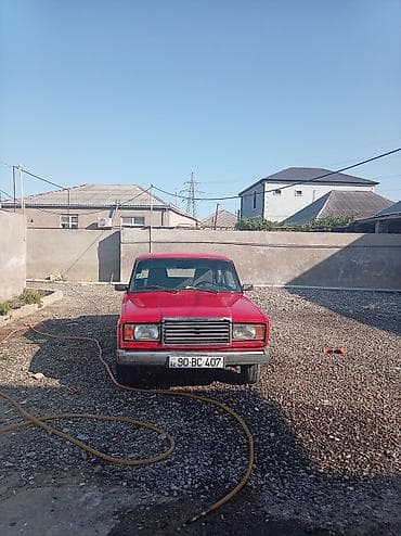 VAZ 2107, qırmızı sedan Xarici görünüş: - Klassik “07” dizaynı