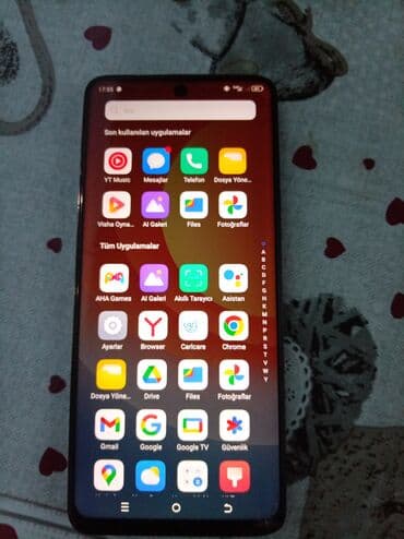 Kompüter, noutbuk və planşetlər: Smartfon - Ekran: ön hissədə mərkəzdə kamera dəliyi olan tam ekran — 3