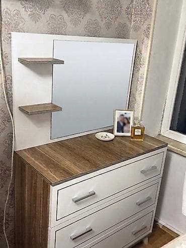 taxta komod: Güzgülü komod təqdim olunur. Model ağ və taxta teksturalı rəng — 1