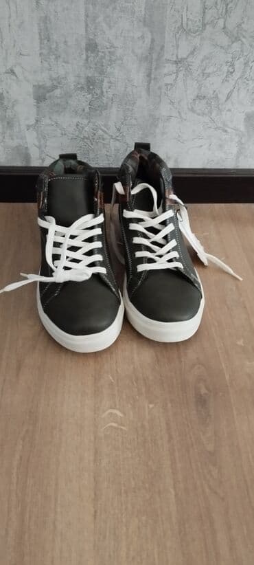 Tezedir 41 razmer. qiymeti 15m.kisi ayaqqabisi