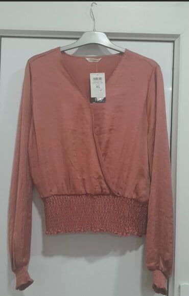 Yenidir,yumşaq atlas,heç geyinilmeyib.XL razmerdir.15 manata