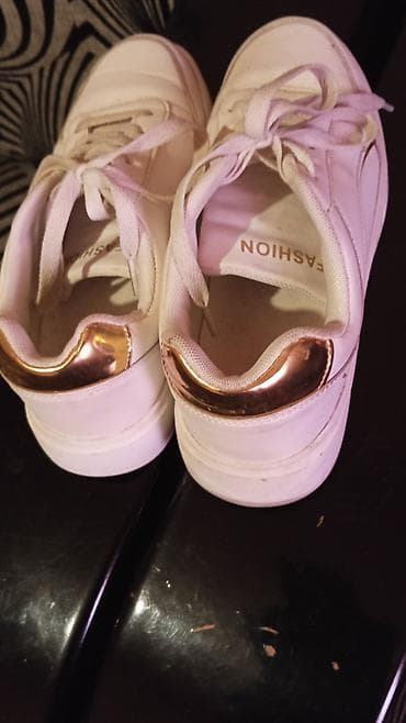 Ağ rəngli casual krossovkalar - Model: Aşağı profilli sneaker