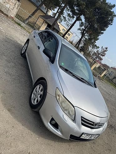 xarici masin: Toyota Corolla sedan – gümüşü rəng. - Kuzu: 4 qapı, kompakt sedan — 4