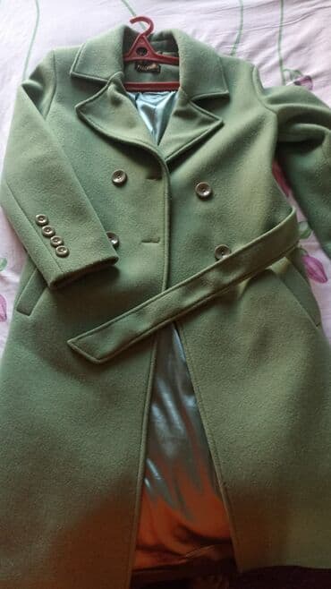 Sviterlər: Zeytun-yaşıl rəngdə qadın palto – klassik, ikiqat düyməli model. - — 1